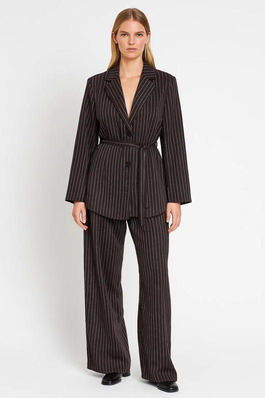 Costume à rayures avec blazer croisé et pantalons larges