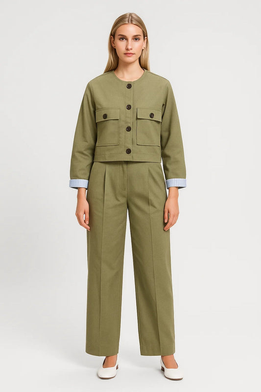 Ensemble avec veste courte et pantalon droit au coupe épurée