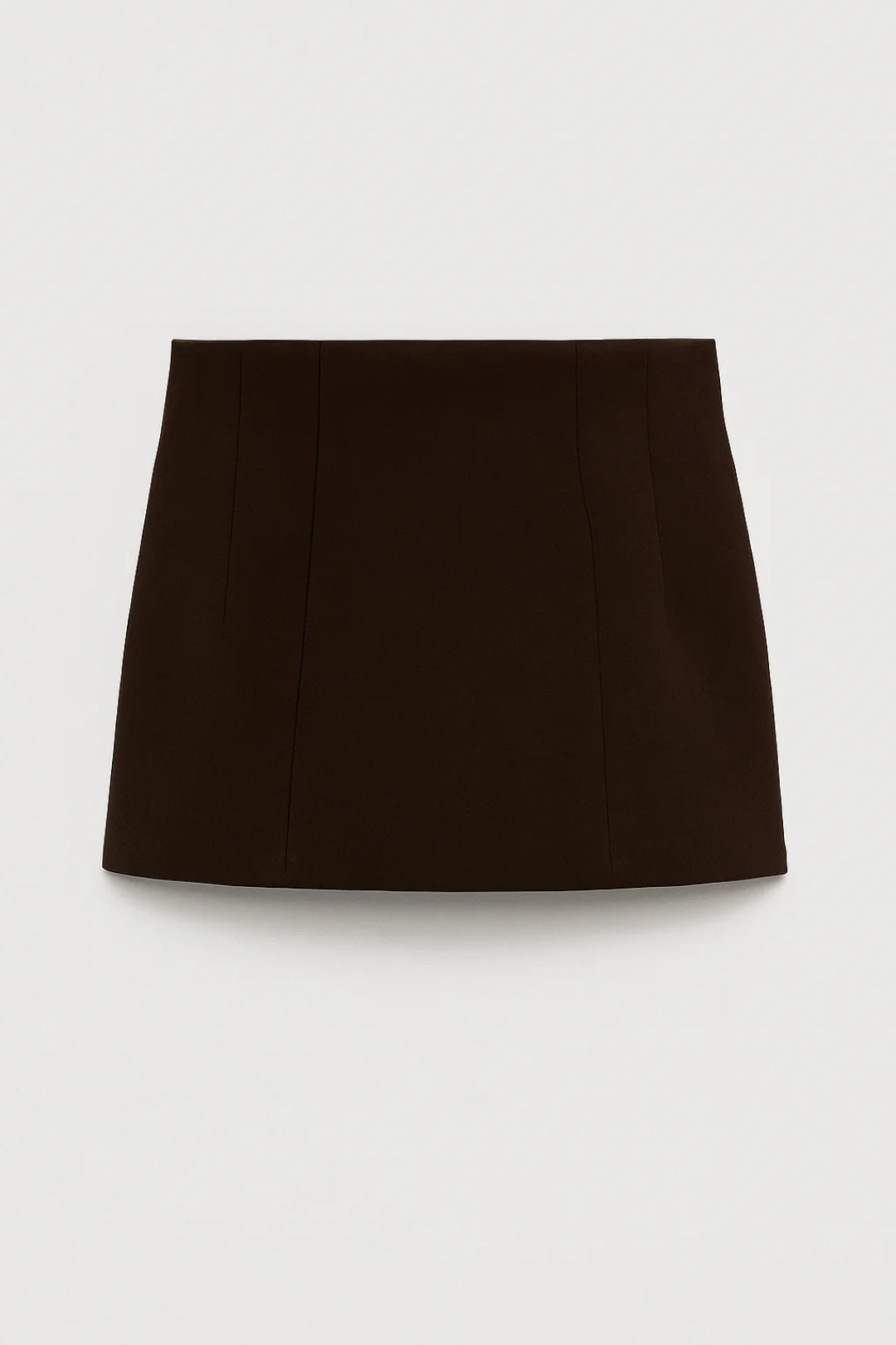 Ensemble deux pièces avec blazer classique et mini-jupe coordonnée