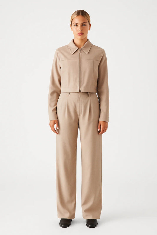 Ensemble minimaliste avec veste courte et pantalons taille haute