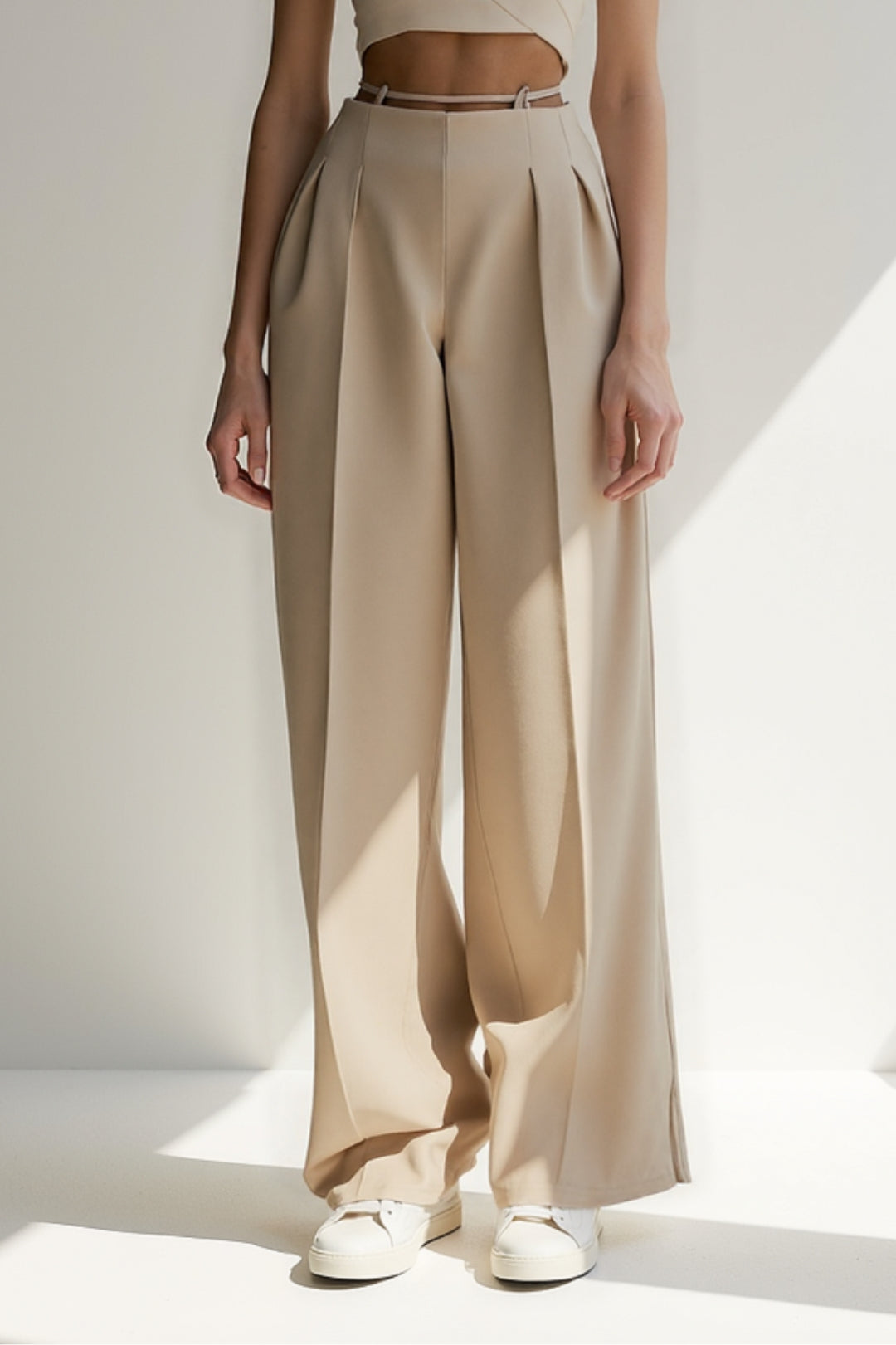 Pantalons larges avec une fine ceinture | Plis élégants | Design sophistiqué